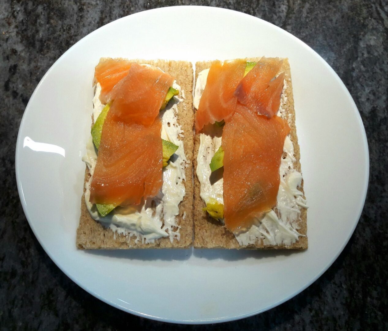 Volkorencracker met avocado en zalm; prima avondsnack