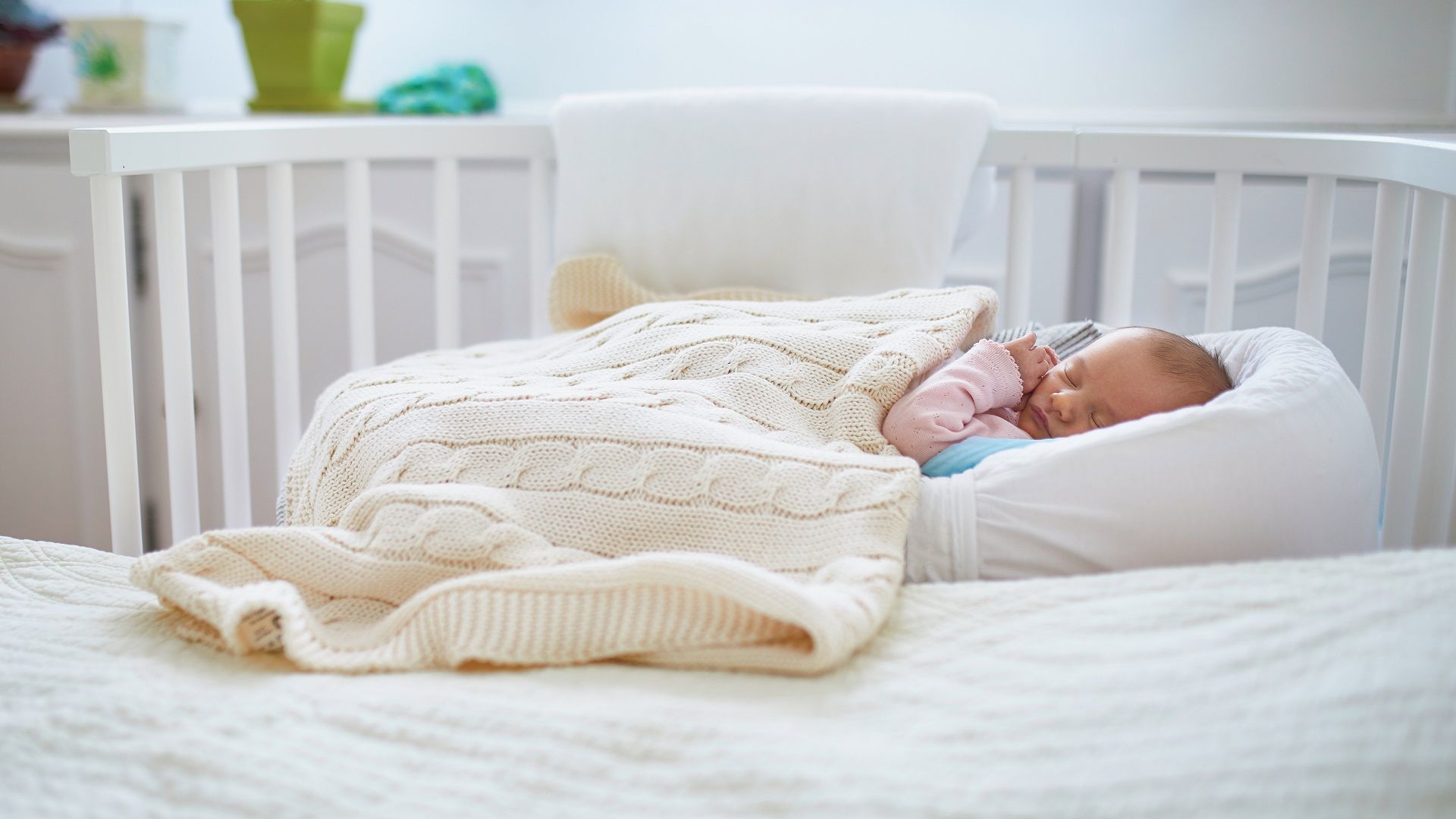 Samen slapen kan ook heel goed (én veilig) met je kleintje in een co-sleeper!