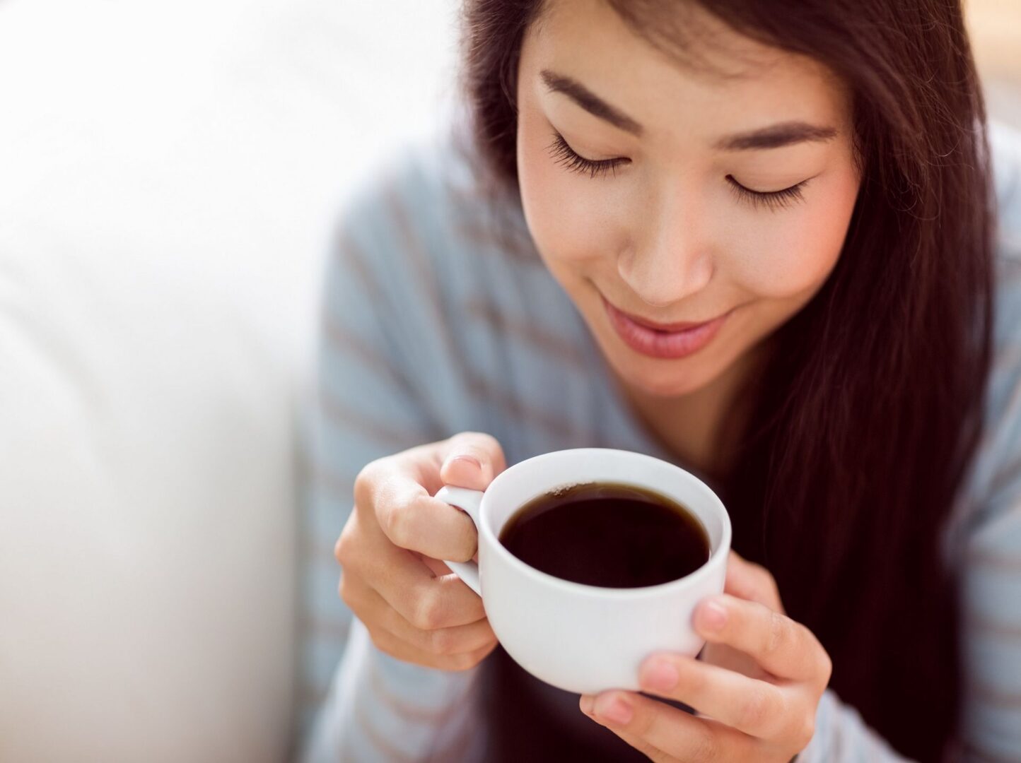 Wakker worden met een warme kop koffie