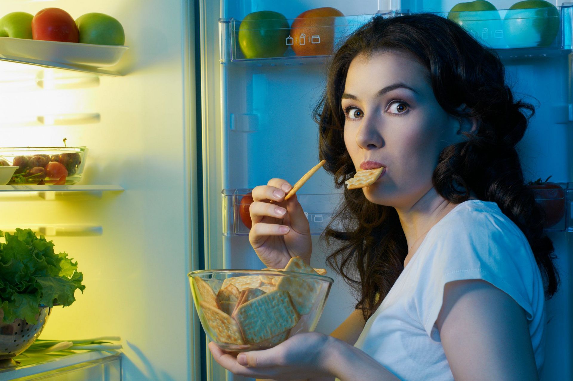 Laat snacken kan zorgen voor vermoeidheid overdag