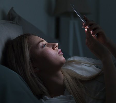 Telefoon in bed zorgt voor een slechte nachtrust