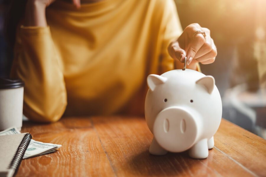 Wereld Bespaardag: 5 tips om minder geld uit te geven