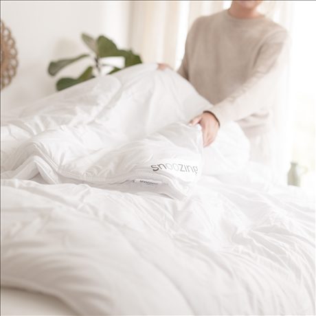 Dit is het moment om je bed klaar te maken voor de winter. Of je nu graag onder een luchtig donzen dekbed slaapt of liever kiest voor een synthetische variant: ontdek ons assortiment en vind de warmte die bij jou past. Zo ben je voorbereid op de eerste koude nachten en wordt naar bed gaan nog fijner.