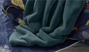 Zachte, warme plaids bieden ultiem comfort voor op de bank. Natuurlijk kun je een plaid ook buitenshuis gebruiken. Wat dacht je van de tuin? Zodra de avonden koeler worden, is een plaid heerlijk om even om je heen te slaan. Op deze manier geniet je toch nog iets langer van de buitenlucht, zonder dat je het koud krijgt. Ook op het strand, vakantie of in de auto is een plaid ideaal. 