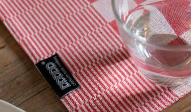 DDDDD - De Doek Die Direct Droogt - is een textielmerk met de leukste thee- en keukendoeken. Het merk biedt warme, huiselijke dessins. Leuk voor in de keuken waar ze gezien mogen worden.