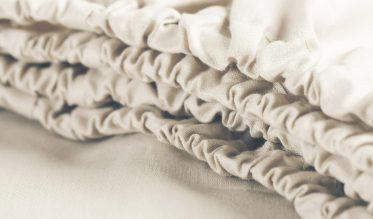 Hoeslaken kopen? Ons brede assortiment bevat diverse hoeslakens in vele verschillende kleuren, materialen en afmetingen. Kies bijvoorbeeld voor een tijdloos wit katoenen hoeslaken, een hoeslaken van flanel of een handig topper hoeslaken. De hoeslakens zijn verkrijgbaar in meerdere maten, zoals een 1-persoons, 2-persoons en extra brede lits-jumeaux maten.