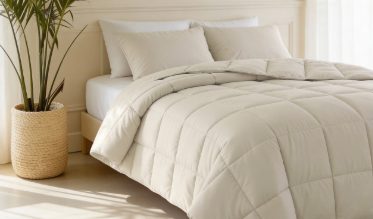 Met een dekbed zonder overtrek maak je het bed sneller en eenvoudiger op. Dit type dekbed heeft een vaste hoes en is volledig wasbaar, waardoor een los dekbedovertrek niet nodig is. De dekbedden zijn verkrijgbaar in verschillende maten en uitvoeringen, van effen tot varianten met een print.
