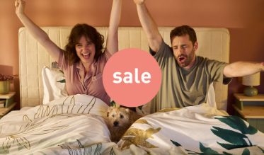 Het is SALE bij Smulderstextiel. Dat betekent tot wel 50% korting op heel veel bekende merken beddengoed! Dekbedovertrekken, hoeslakens, dekbedden en nog veel meer van topmerken als Beddinghouse, Essenza, Snoozing en Rivièra Maison vind je hier in de aanbieding!