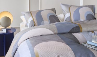 De Modern Retro trend is een mooie mix van retro en klassiek, waarbij opvallende kleuren en speelse patronen centraal staan. Wil jij je slaapkamer een persoonlijke uitstraling geven met veel sfeer als uitgangspunt? Dan is de Modern retro trend vast iets voor jou!