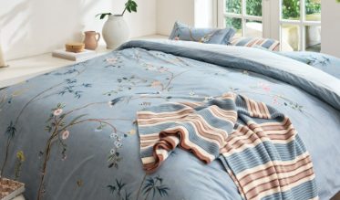 Dekbedovertrekken met blauw in de dessins verwerkt vind je in dit assortiment. Bekende merken zoals Walra, Beddinghouse en Damai hebben blauwe dekbedovertrekken in diverse afmetingen. Je hebt de keuze uit materialen als katoen, flanel of katoen-satijn.