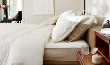Cinderella heeft jarenlange ervaring op het gebied van slaapkamertextiel en biedt een ruim assortiment met comfortabele dekbedovertrekken. De overtrekken zijn innovatief, sfeervol en van verschillende materialen gemaakt zoals percale katoen, katoen-satijn of flanel. Er wordt tijdens de productie speciaal rekening gehouden met het milieu.