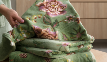 Badtextiel vervult meerdere functies: niet alleen moet het lekker zacht aanvoelen en vochtabsorberend zijn, het moet ook de juiste kleur hebben om goed te passen bij het interieur en zo een sfeervolle uitstraling te creëren. In ons assortiment vind je een ruim aanbod sfeervol badtextiel van hoogwaardige kwaliteit in verschillende stijlen.