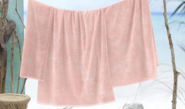 Maak je klaar voor de zomer door een leuk strandlaken aan te schaffen! In ons ruime assortiment vind je trendy ontwerpen en leuke kleuren van diverse merken.