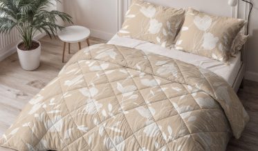 Met een dekbed zonder overtrek maak je het bed sneller en eenvoudiger op. Dit type dekbed heeft een vaste hoes en is volledig wasbaar, waardoor een los dekbedovertrek niet nodig is. De dekbedden zijn verkrijgbaar in verschillende maten en uitvoeringen, van effen tot varianten met een print.