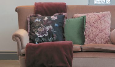 Ons uitgebreide assortiment bevat mooie plaids gemaakt van diverse materialen en voorzien van verschillende kleuren en dessins. Een plaid of grand foulard is lekker warm en daardoor heerlijk om onder weg te kruipen tijdens koude dagen. Daarnaast is het een sfeervolle toevoeging aan je interieur.