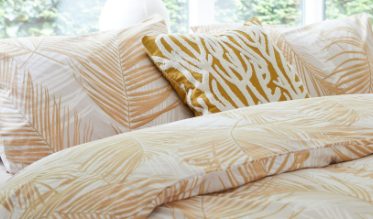 Héérlijk slapen onder stijlvol beddengoed? Dompel jezelf onder in fijn beddengoed van Ivorlyn. Luxe beddengoed in zachte kleuren en subtiele prints. Verwen jezelf met het comfort van Ivorlyn Luxury Bedding!