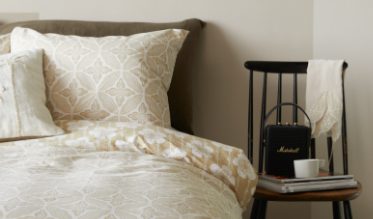 Héérlijk slapen onder stijlvol beddengoed? Dompel jezelf onder in fijn beddengoed van Ivorlyn. Luxe beddengoed in zachte kleuren en subtiele prints. Verwen jezelf met het comfort van Ivorlyn Luxury Bedding!