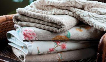 Badtextiel vervult meerdere functies: niet alleen moet het lekker zacht aanvoelen en vochtabsorberend zijn, het moet ook de juiste kleur hebben om goed te passen bij het interieur en zo een sfeervolle uitstraling te creëren. In ons assortiment vind je een ruim aanbod sfeervol badtextiel van hoogwaardige kwaliteit in verschillende stijlen.