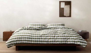 Marc O’Polo biedt een prachtige home collectie die zich kenmerkt door de tijdloze casual dessins in frisse kleuren. Deze collectie bestaat onder meer uit klassieke en moderne dekbedovertrekken, stijlvolle plaids en bedspreien. Het textiel is gemaakt van natuurlijke materialen en is van superieure kwaliteit. Laat je inspireren door de unieke producten van Marc O’Polo!