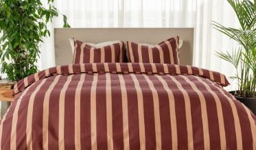 Een dekbedovertrek met streep als motief; het is één van de meest voorkomende dessins. Deze dekbedovertrekken zijn verkrijgbaar in zeer veel verschillende stijlen. Zowel klassiek als modern, gekleurd of zwart-wit en een effen kleur of gecombineerd met een leuke opdruk.