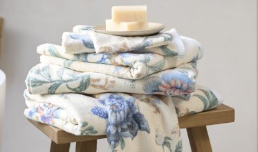 Badtextiel vervult meerdere functies: niet alleen moet het lekker zacht aanvoelen en vochtabsorberend zijn, het moet ook de juiste kleur hebben om goed te passen bij het interieur en zo een sfeervolle uitstraling te creëren. In ons assortiment vind je een ruim aanbod sfeervol badtextiel van hoogwaardige kwaliteit in verschillende stijlen.