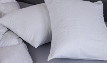 Ben je op zoek naar extra kussenslopen? Of wil je de look van jouw bed veranderen? Ons assortiment biedt een ruime selectie kussenslopen in diverse stijlen. Kies bijvoorbeeld voor een stijlvolle witte kussenhoes, een zacht satijnen kussensloop of een kussensloop in een leuke trendkleur. De slopen zijn beschikbaar in meerdere maten en zijn allemaal van uitstekende kwaliteit.