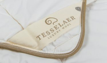 -	Tesselaer is een Nederlands merk dat gespecialiseerd is in Texels wol en beddengoed van geweldige kwaliteit maakt. Of je nu een heerlijk wollen dekbed, een warme onderdeken of hoofdkussen met wol zoekt, met deze collectie zit je goed. Met natuurlijke en recyclebare materialen maakt het merk zeer comfortabel beddengoed dat jou het hele jaar geweldig slaapcomfort biedt.