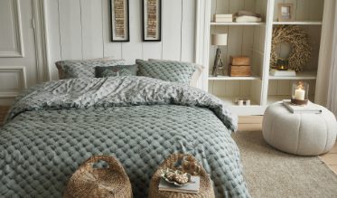 Droom je van balkenplafonds, knapperend haardvuur en een landelijke slaapkamer? Van een stoere, robuuste uitstraling tot een klassieke look. Van vintage brocante tot een strandgevoel met nautische dessins. Warme breipatronen aangevuld met prachtige natuurdessins met bomen en bosdieren. In de landelijke woonstijl vind je alles om de slaapkamer een landelijke uitstraling te geven. Laat je inspireren.