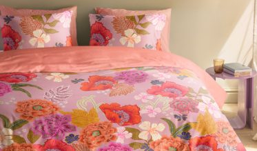 De dekbedovertrekken met bloemen in ons assortiment zijn gemaakt van fijne materialen als katoen-satijn of percale katoen. Een bloemen dekbedovertrek is niet alleen prettig om onder te liggen, maar vormt ook een stijlvol accent. 