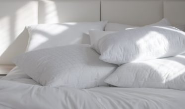 Heb jij de laatste tijd ook last van een stijve nek als je 's ochtends wakker wordt? Dan is het hoog tijd voor een nieuw hoofdkussens. Bij Smulderstextiel vind je altijd een hoofdkussen dat bij jouw slaaphouding past. 