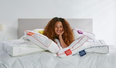 Vind het perfecte kussen in de Silvana hoofdkussen collectie. Variërend van extra zacht tot stevig zit er zeker een kussen voor jou tussen. Dankzij de verschillende kussenvullingen vind je altijd het hoofdkussen dat het beste bij jou past!