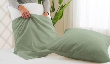 Ben je op zoek naar extra kussenslopen? Of wil je de look van jouw bed veranderen? Ons assortiment biedt een ruime selectie kussenslopen in diverse stijlen. Kies bijvoorbeeld voor een stijlvolle witte kussenhoes, een zacht satijnen kussensloop of een kussensloop in een leuke trendkleur. De slopen zijn beschikbaar in meerdere maten en zijn allemaal van uitstekende kwaliteit.