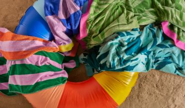 Maak je klaar voor de zomer door een leuk strandlaken aan te schaffen! In ons ruime assortiment vind je trendy ontwerpen en leuke kleuren van diverse merken.