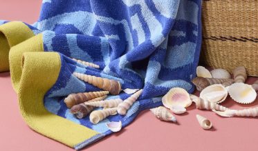 In ons assortiment heb je een ruime keuze aan grote handdoeken. Je kunt kiezen uit diverse kleuren, dessins en maten. Naast strandlakens voor kinderen en volwassenen bieden wij ook mooie hamamdoeken en strandhanddoeken. Voor iedereen is een mooi strandlaken te vinden!